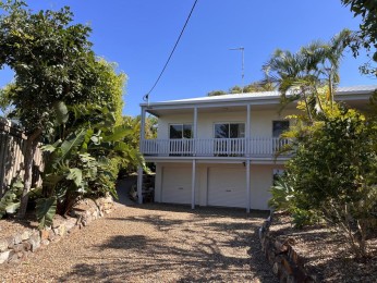 Modern 4 Bedroom Home with Pool - In The Heart of Sunrise Beach
