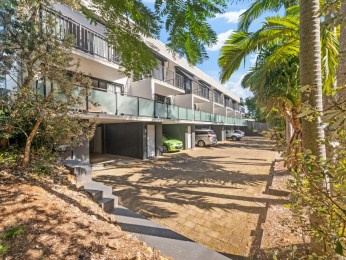 Relaxed Fully Furnished Retreat in Sought-After Sunshine Beach