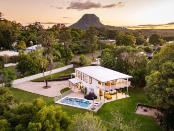 Modern Home, 1,874sqm, Sparkling Pool and Expansive Grounds