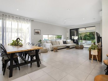 Modern Luxury Walking Distance to Town