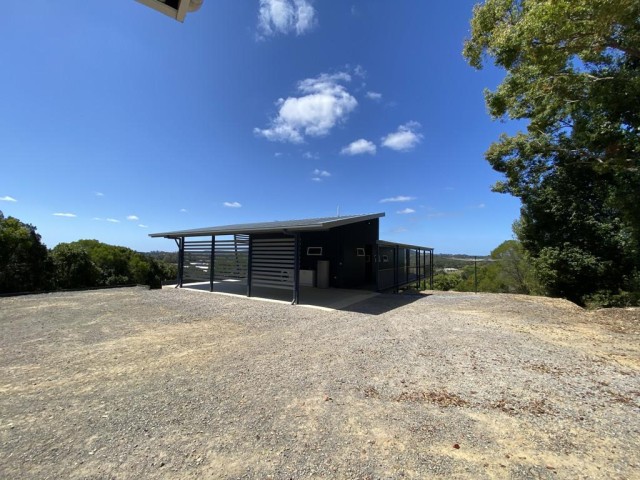 UNDER APPLICATION - Charming 1 Bedroom Modern Home - Mountain Views & Lock Up - Partly furnished