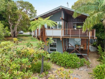 Seaside Timber Chalet With Amazing Water Views