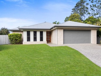 Easy-Care Family Home Close to Town