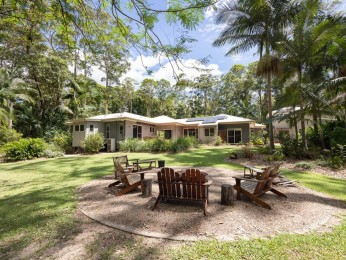 Tropical Sanctuary On 5 Acres with Dual Living