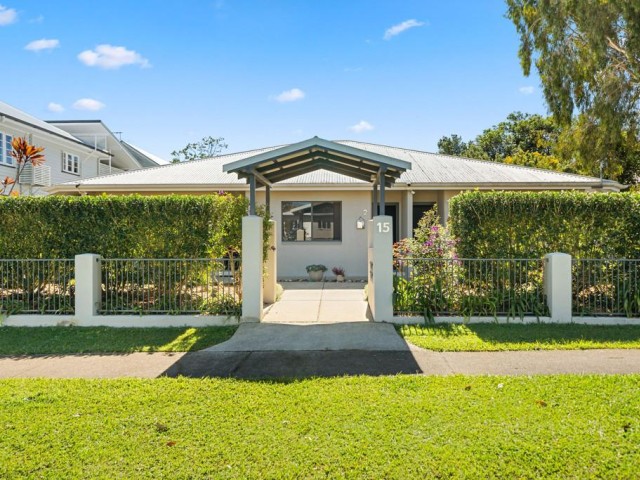 Light-Filled Unit, Walk to Cooroy