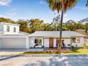 Effortless Noosaville Living in a Stylish Home Backing Parkland