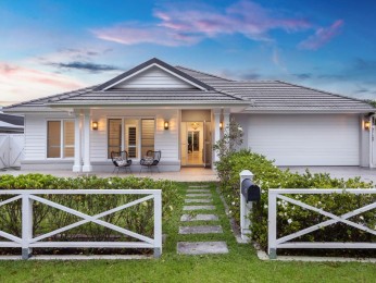 Pristine Family Home, Walk to Town