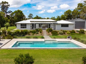 Family Hinterland Acreage in Exclusive Stratford Park Estate