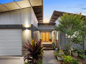 Modern Home with Mountain Views in the Heart of Eumundi