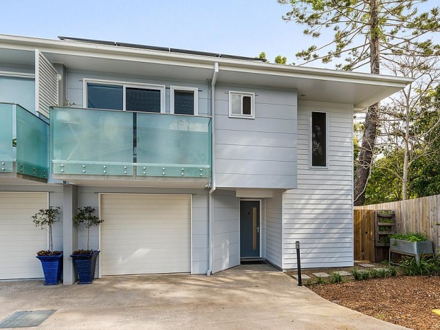 Stylish Tewantin Townhouse - Luxury Living Just a Short Walk to the River