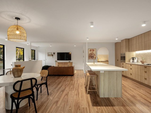 Modern Home, 1,874sqm, Sparkling Pool and Expansive Grounds