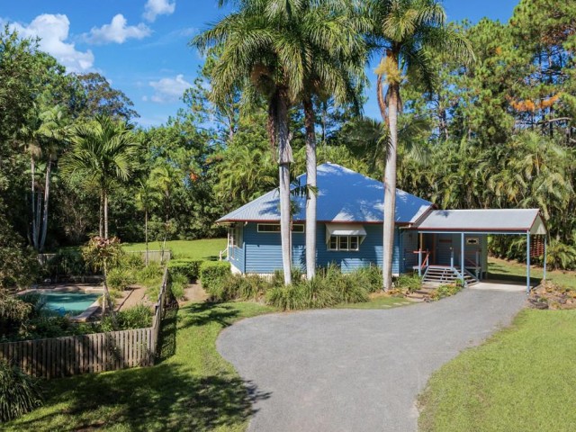 Queenslander on 1 Acre - Medium Density Zoning, Walk to Cooroy