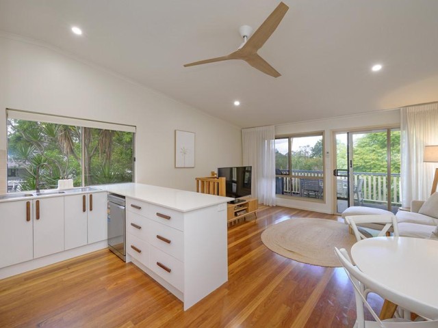  Charming Townhouse with Big Side Yard